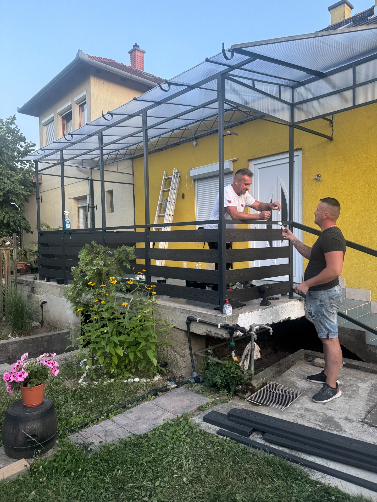 Polikarbonát lemezelés, csiszolás és festés, wpc elemek felhelyezése.