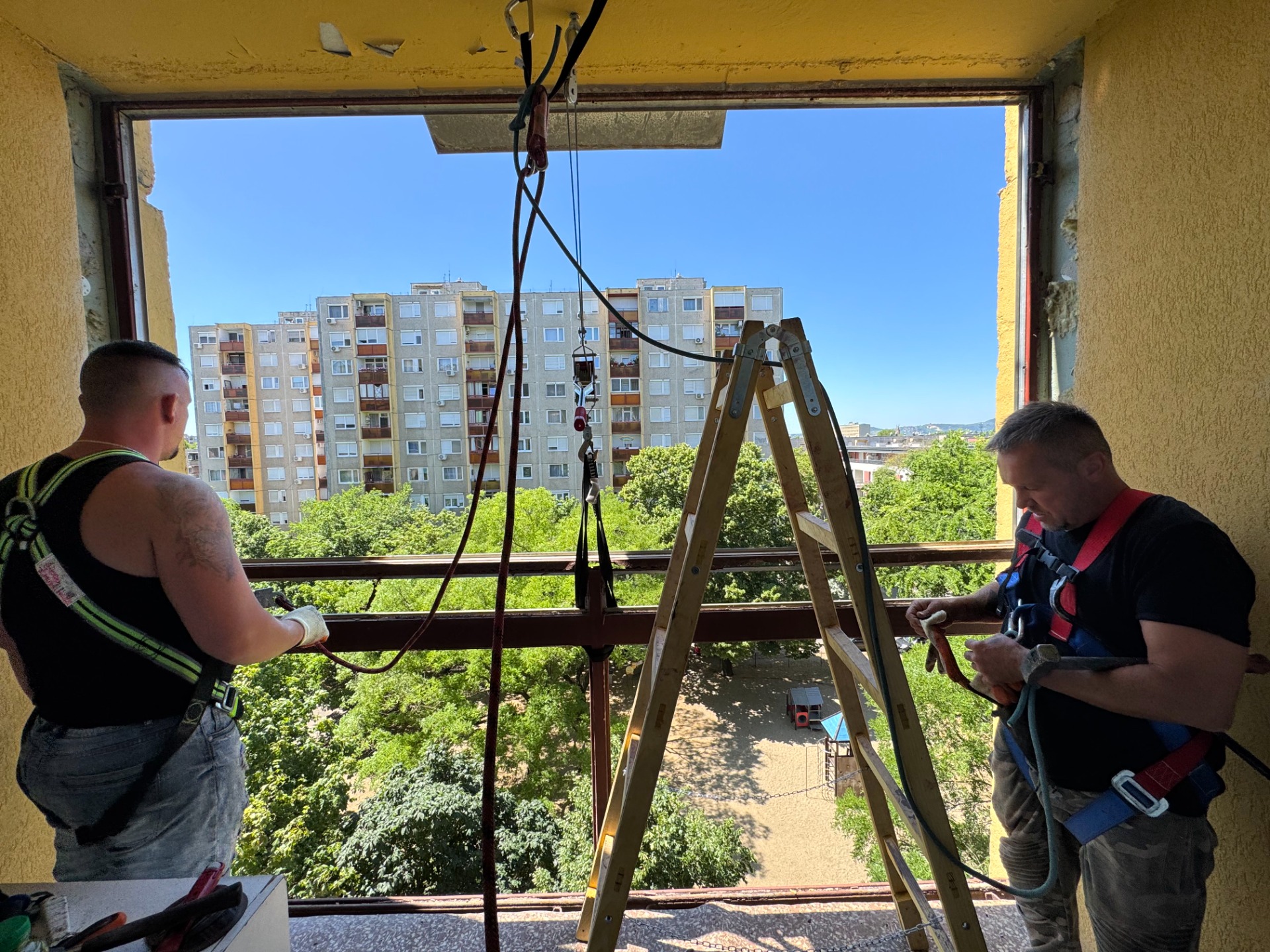 Komplett erkélyszerkezet csere – új, szinterezett acélváz, opál biztonsági üveg betétekkel. A régi szerkezet teljes elbontása után új korlát került legyártásra és beépítésre, rögzítése pontonként a födémhez és falazathoz. A képen a befejezett, esztétikus és időtálló megoldás látható. 