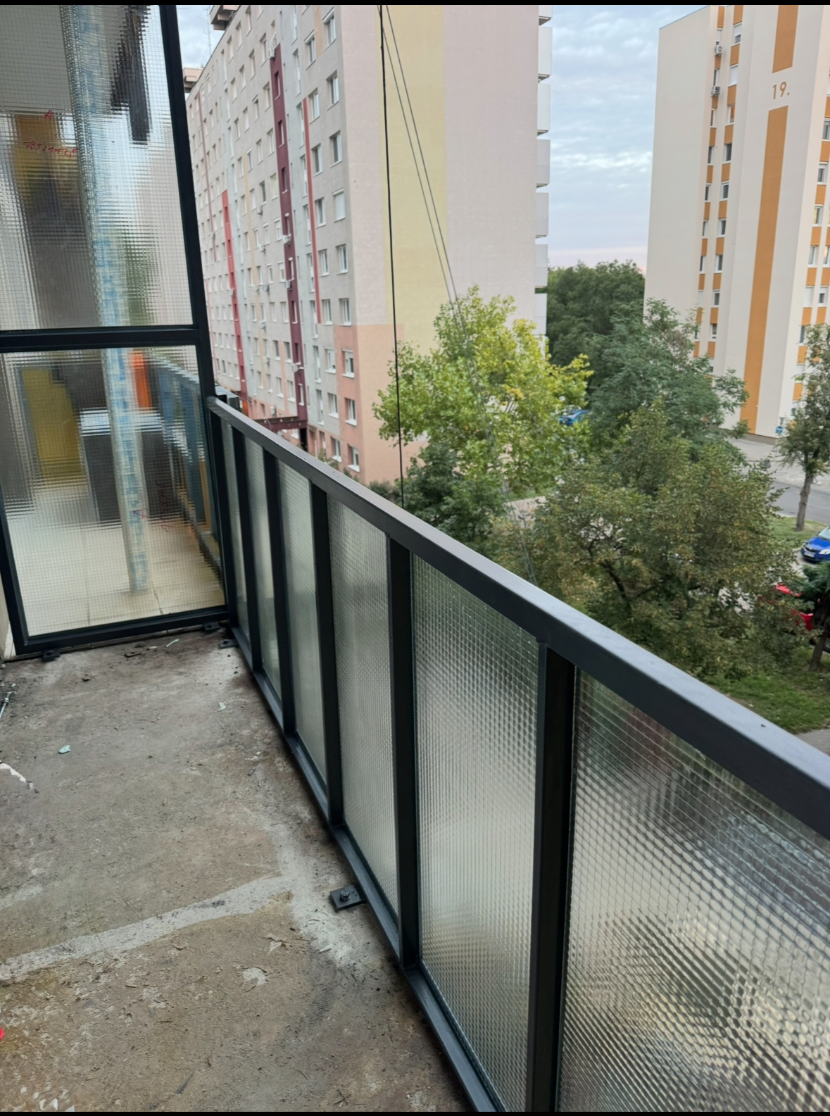 Erkélykorlát felújítás drótüveges betétekkel és egyedi fém keretszerkezettel. A drótüveg kitöltésű erkélykorlát stabil, időtálló megoldás, amely megőrzi a fényt és növeli a társasházi erkély biztonságát.