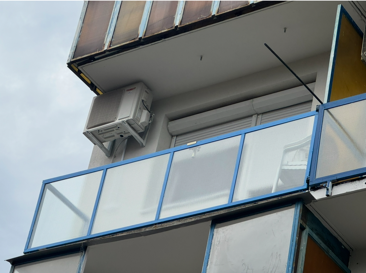 Új erkélykorlát kialakítása drótüveg betétekkel, meglévő erkély átalakítása során. A drótüveges megoldás egyszerre biztosít fényáteresztést, belátásvédelmet és tartós szerkezeti stabilitást.