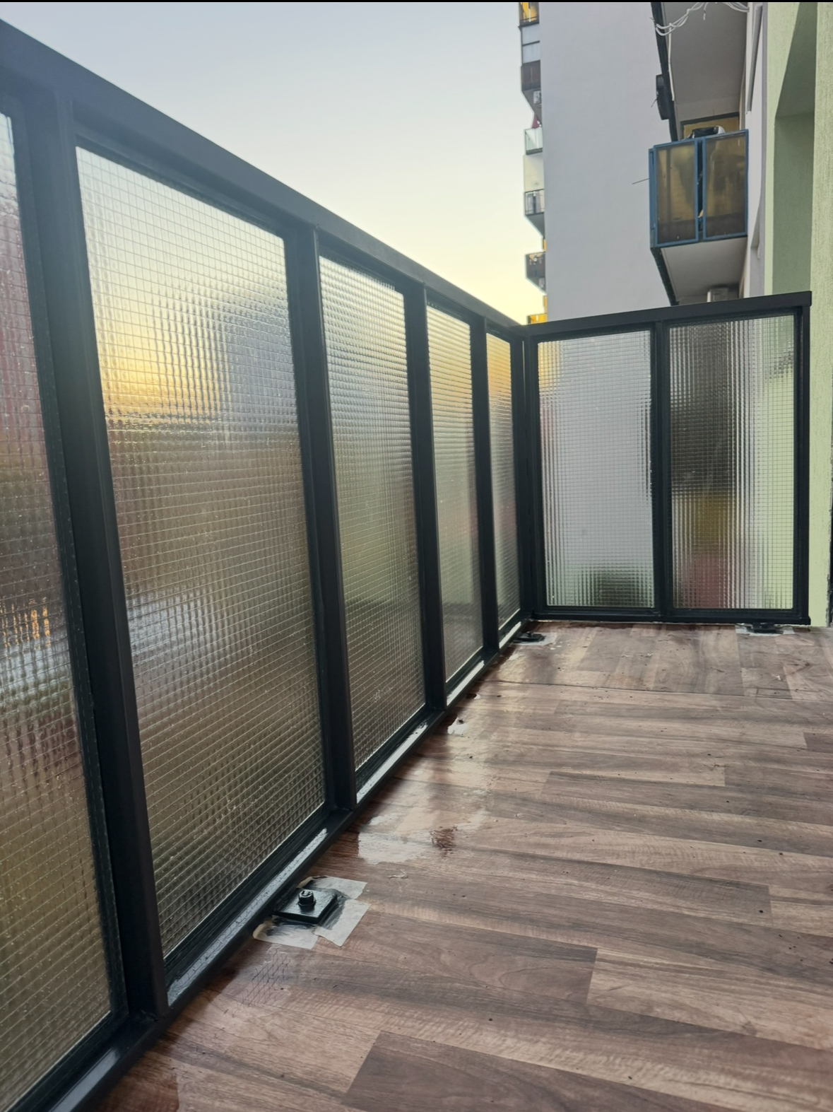 Teljes erkélyszerkezet- és korlátcsere új acélvázzal, drótbetétes biztonsági üvegezéssel. Az elkészült erkély időjárásálló, stabil rögzítésű és hosszú távon karbantartásmentes megoldást biztosít.