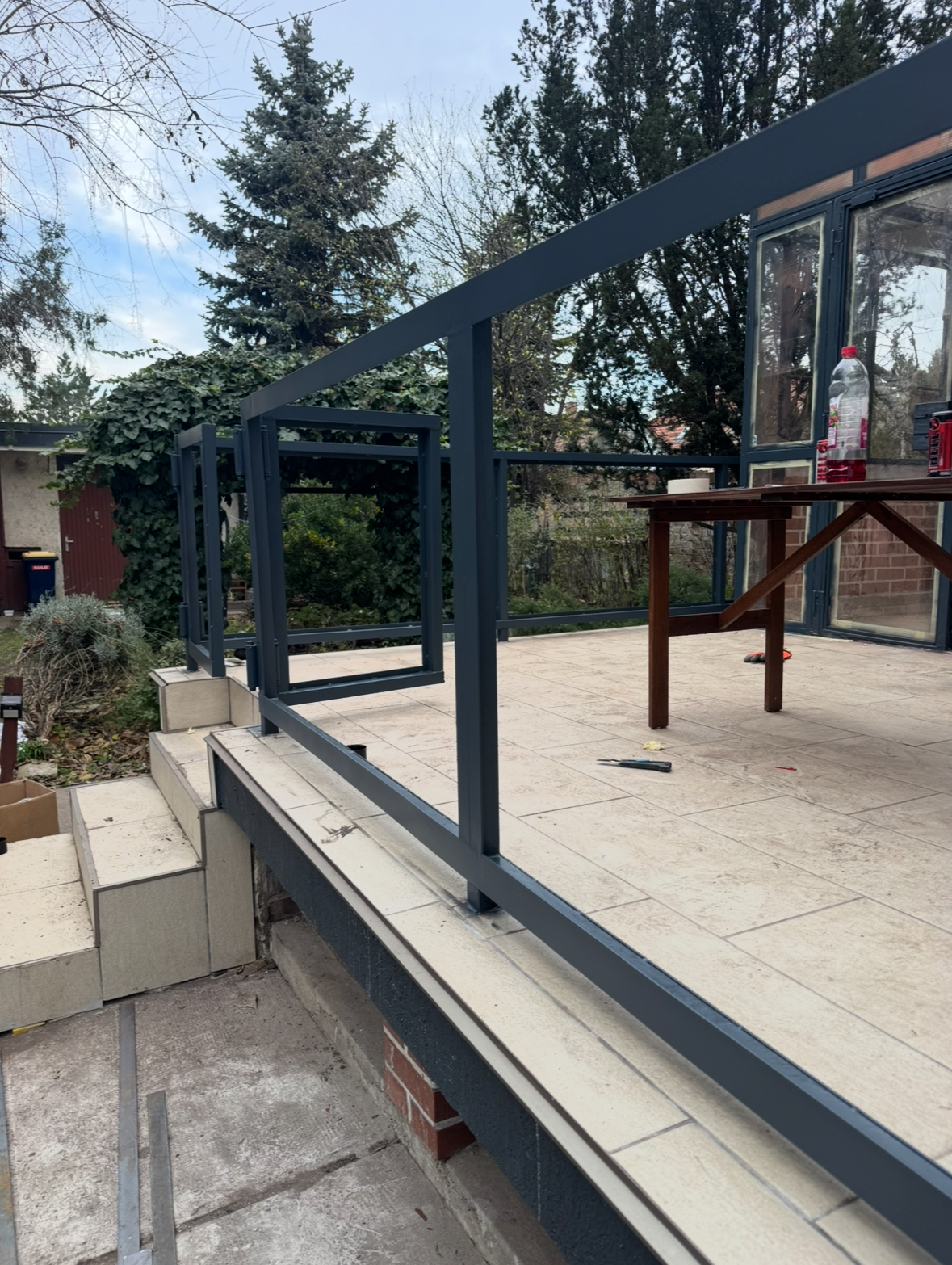 Egyedi erkélyszerkezet gyártás és beépítés történt, korszerű acélvázzal és statikailag megerősített kialakítással. A szerkezet elkészülte után az erkély biztonsági üvegezése következett, esztétikus és időtálló megoldással.