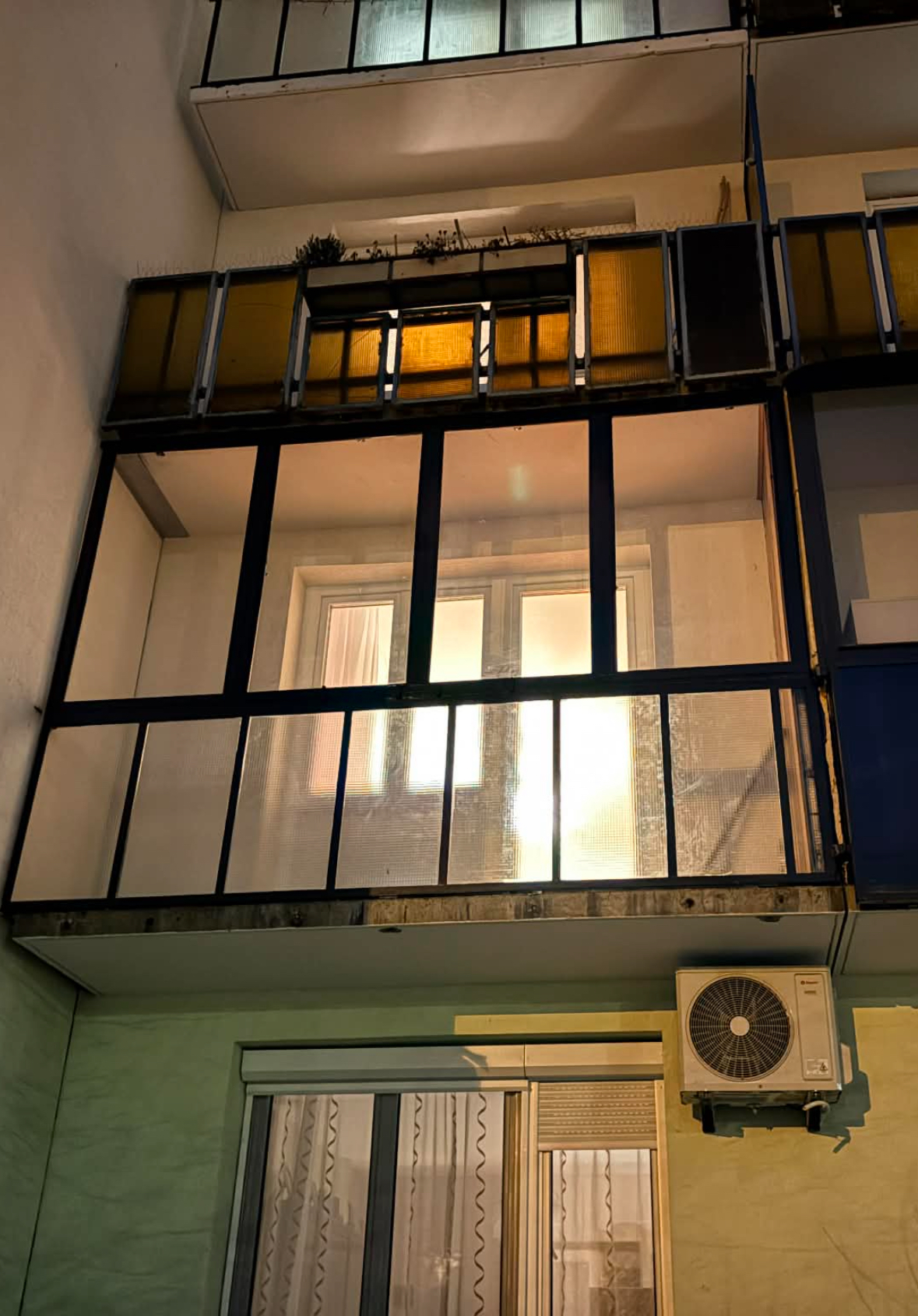 A fotón egy teljesen beépített erkély külső nézete látható, zártszelvényes szénacél tartószerkezettel kialakítva. A szerkezet az épület adottságaihoz igazodva készült, stabil rögzítéssel és pontos illesztésekkel.